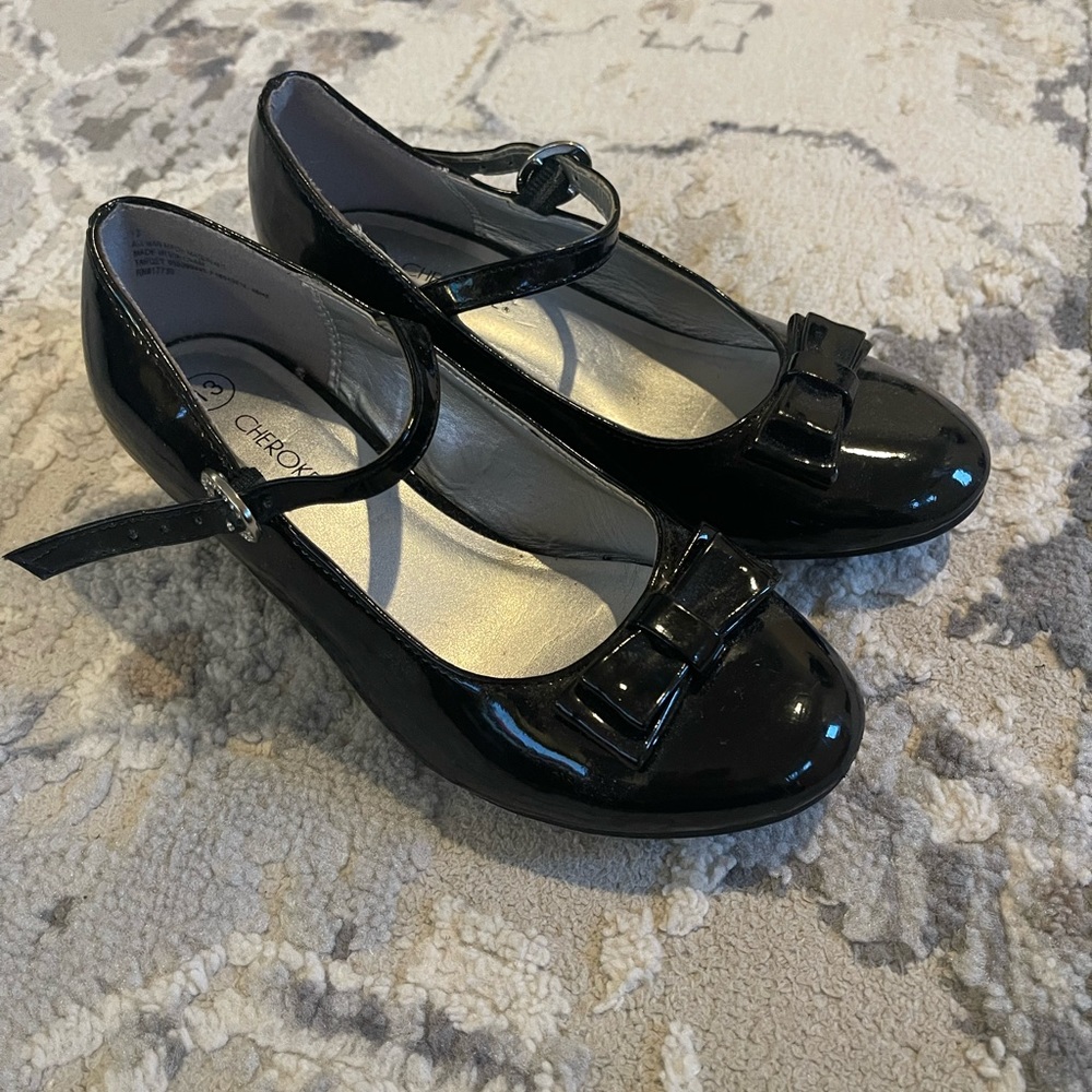 EUC Girls dress shoe with heel